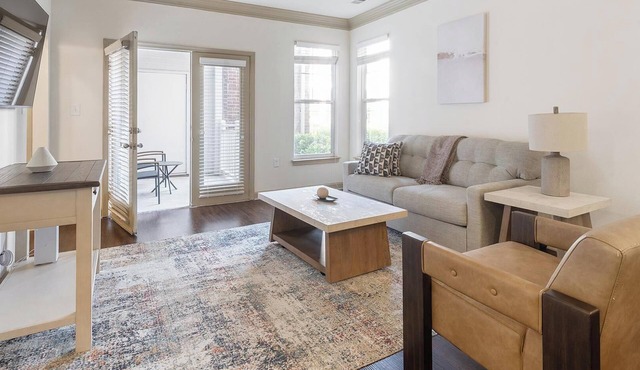 Landing | Amazing 1BD, Courtyard, Gym