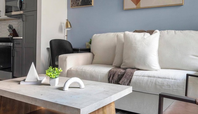 Landing | Chic 1BD, Gym, Rooftop Lounge