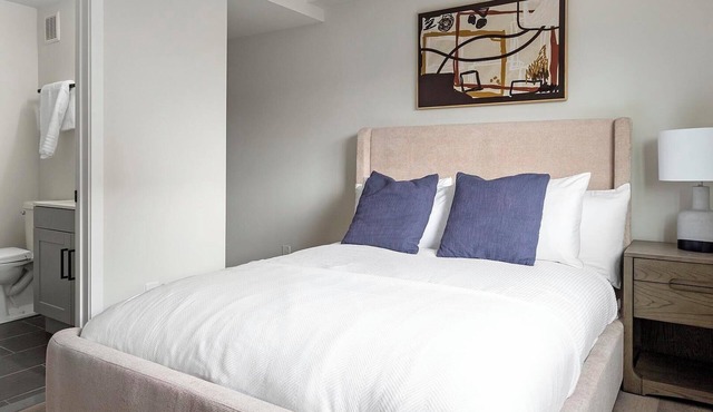 Landing | Chic 2BD, Clubhouse, Gym