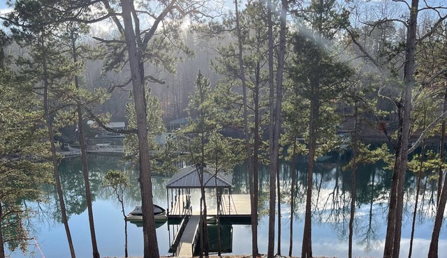 Large 5BR home on quiet cove. Pets welcome. Private dock. 3 fireplaces, firepit.