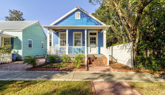 Leaning Lorelei: Light & Airy Downtown Cottage