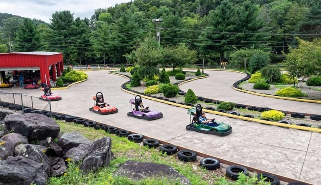 Living the Lodge Life! 2 Convenient Units, Free Parking, 2 Onsite Pools