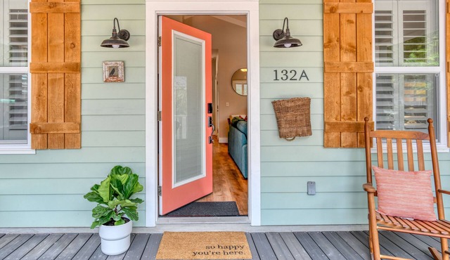 Location! Stylish Downtown Cottage.Walk to everything!