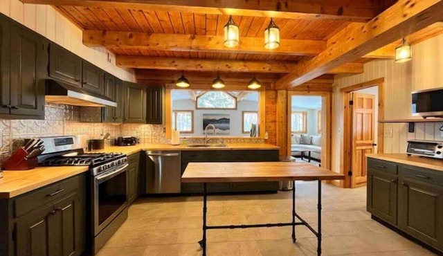 Logtastic cabin in Windham with Hot Tub