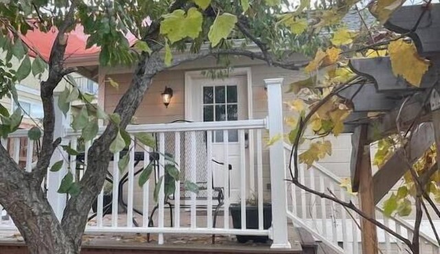 Luxuriously comfortable & peaceful getaway downtown Ashland, with views.