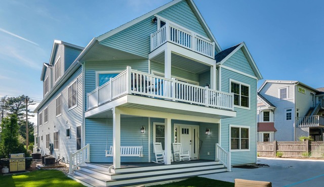 Luxury Beach House-6 Bedrooms, Game Room, Yard, Fire Pit-Walk to Beach & Town