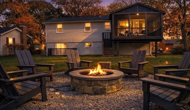 Luxury Retreat with Firepit + Basement Bar + Putting Green, Downtown 10 Min