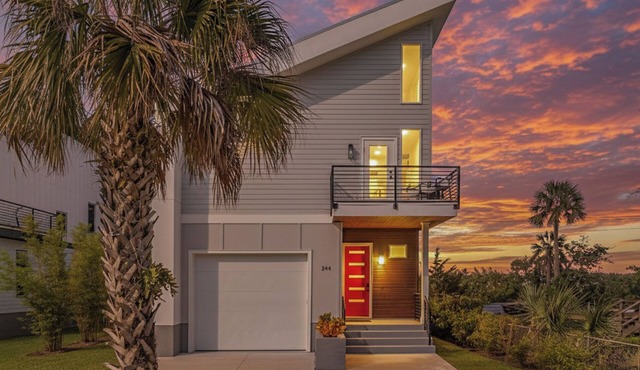 Luxury riverfront for large groups Walk to Historic Downtown & restaurants