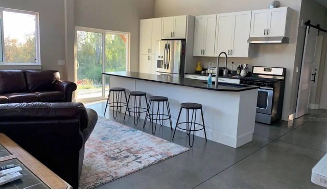 Luxury shome, views above Skagit Valley- EV charge