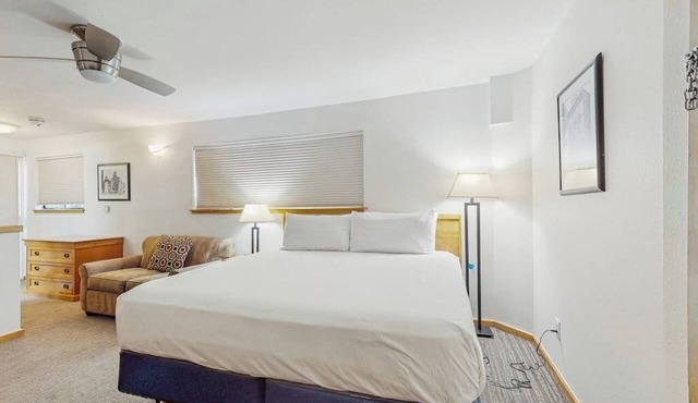 Main St room - pool & hot tub - walk to lifts, dog-friendly, 3rd floor balcony