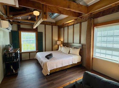 Mill Creek Suite (Jacuzzi Tub) - Potter’s Mill