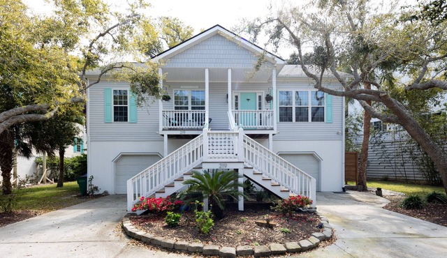 Modern Boho style Folly beach house -3 blocks from the beach!