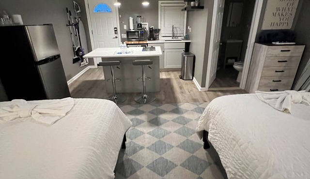 Modern Guesthouse Sleeps 4 Near Airport & NYC