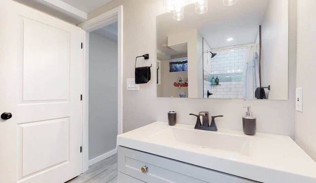 Modern & Updated Unit in Prime Location