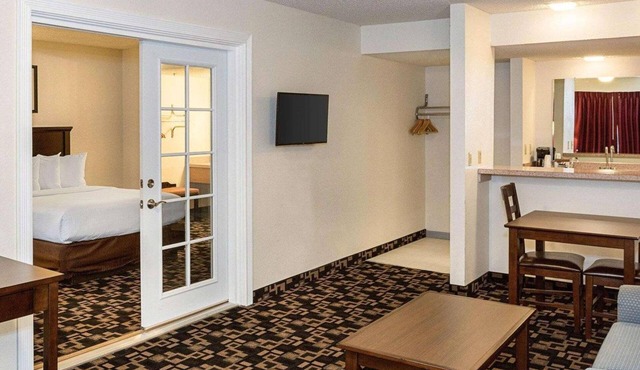 MorningGlory Inn & Suites