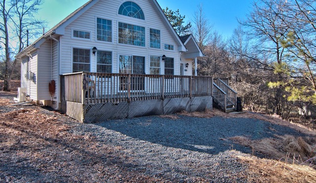 Mountain Chalet with Fireplace, A/C, Pool Table, Master Suite
