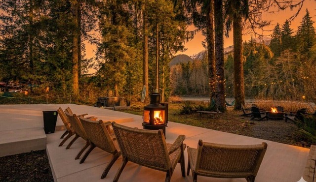 Mountain + Riverfront cabin w/hot tub + sauna 2B1Ba