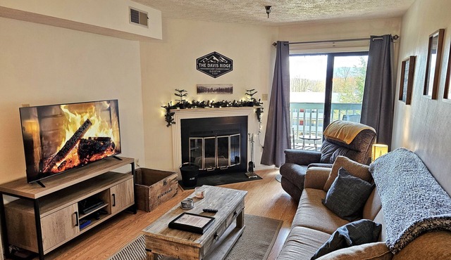 Mountain Views, Skiing, Heated Pool, Fireplace