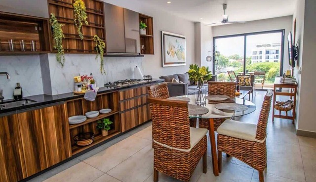Mountainview Balcony, Near Dining & Beach