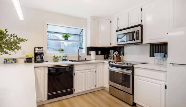 Newly Remodeled 4b2b Designer Home – Luxury Stay!