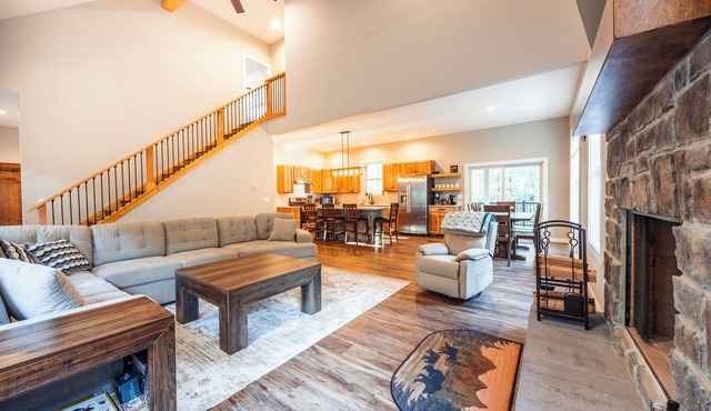 NF72: Brand New, Creekside home, 3 King Suites, Hot Tub. Firepit