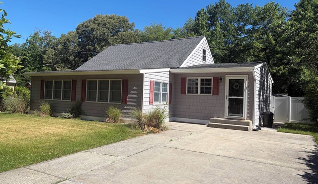 North Cape May charming beach house 3BR. Early check-in Mon late check out Sun.