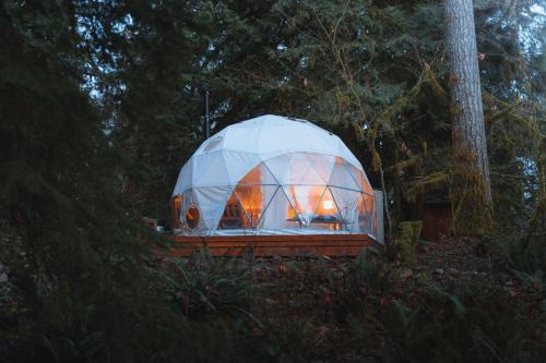 North Cascades Glamping with Hot-tub and Outdoor Kitchen
