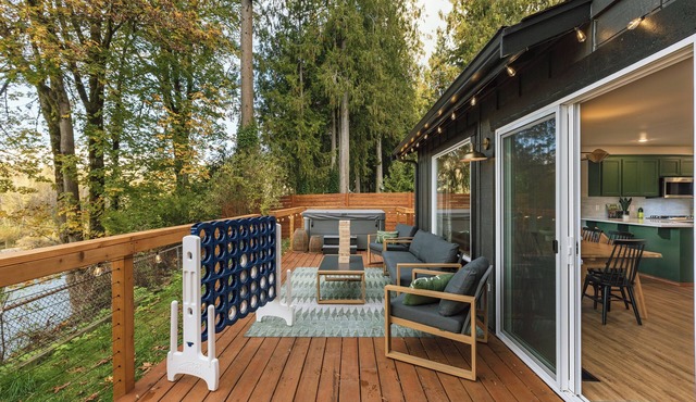 North Cascades Riverside Retreat - 3 Bedroom with River Views, Hot Tub, AC