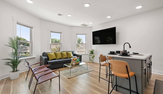 NYC Access 4BR Duplex Sleeps 10, Free Parking