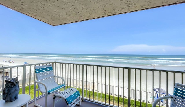 Oceanfront Condo, Car Free Beach, Private Balcony, Pool, Walk to Dining HA210