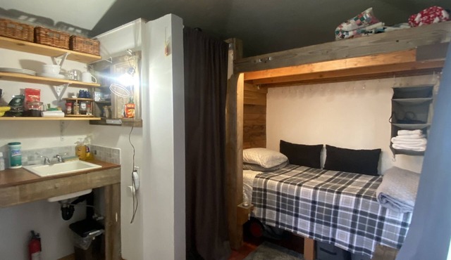 Old Town Tiny Studio Cottage near Pacific University and Wine Country