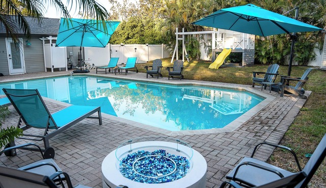 Palm Paradise Pool/firepit/4bdrs 3bths private peaceful oasis w/outdoor shower