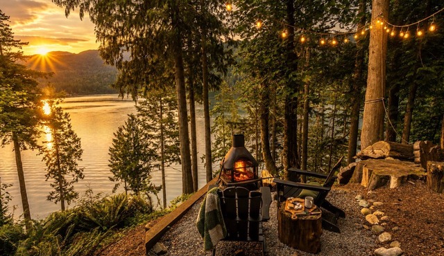 Panoramic Lake View Living with Hot Tub & Sauna