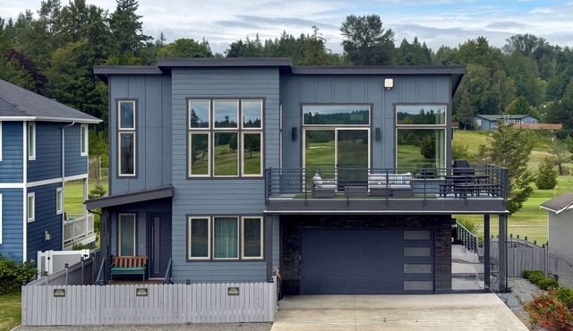 Panoramic Salish Sea Retreat: Sunsets & Mt. Baker