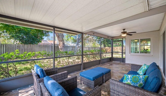 🌴Paradise Palms: Spacious 3-Bedroom, pet friendly, Game Room and Fenced Yard🌴