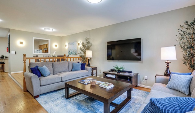Parking, Steps to Metro! DC Gem 3 Mi to Nat’l Mall