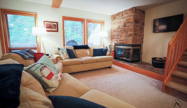 Peaceful and cozy home w/Pool, Fishing Pond, Pickleball, EV Charger- Come Stay!