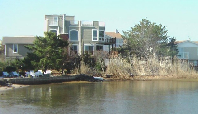 Pet Friendly. Ocean and Bay Views. Wi/Fi. Rooftop Deck. Beach Badges.