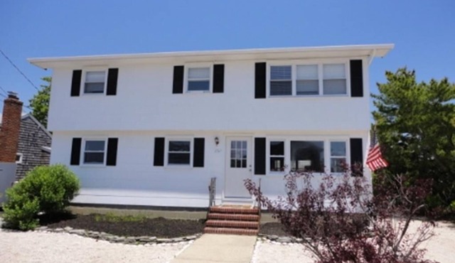 Pet Friendly. WiFi. Beach Badges. Beach Chairs.Deck Smart TV. Outdoor Shower.