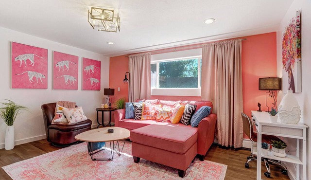 Pink Panther Parlor - Cozy 2-BR w/Mountain Views, King Bed & Pet-Friendly Yard