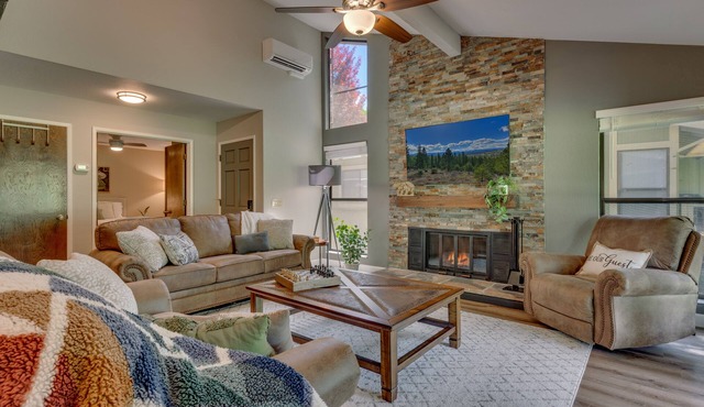 Plumas Pines Escape - Golf Views + Coffee Bar + Games + Family Friendly