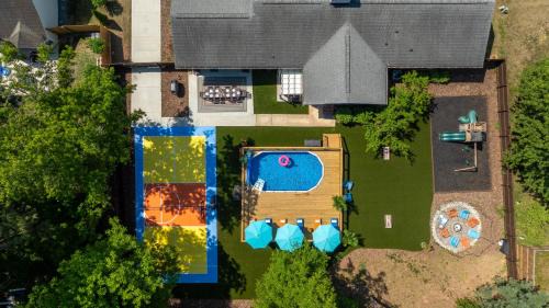 Pool Oasis with Hot Tub, Pickleball Court and Games near Uptown
