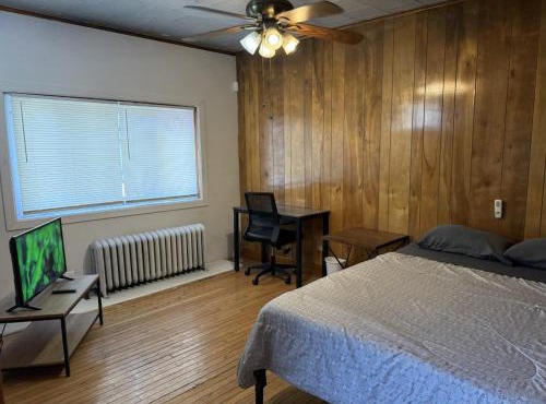 Private 1-bed house convenient to NYC bus and train