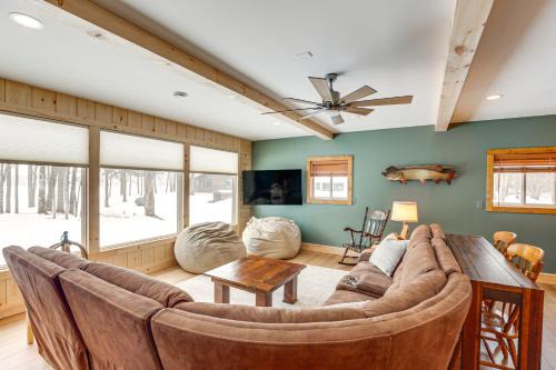 Private Dock, BBQ Ready: Lakefront Fifield Home!