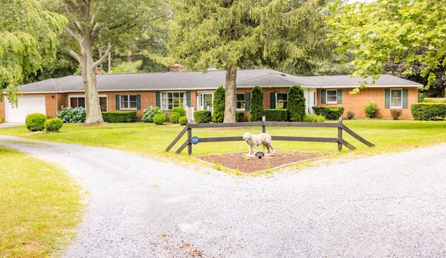 Private, gated country home with outdoor pavilion & EV charger - dog-friendly