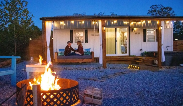 PRIVATE Hot Tub Retreat | 40 Acre Farm Stay | KING Bed, Fire Pit, Outdoor Shower