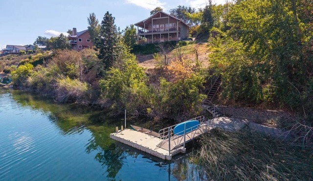 Private Lakefront Retreat - Hot Tub - Dock - EV Charger - Near Lake Chelan