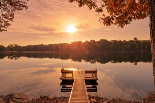 Private Lakefront with Pool, Hot Tub, Firepit, Pets