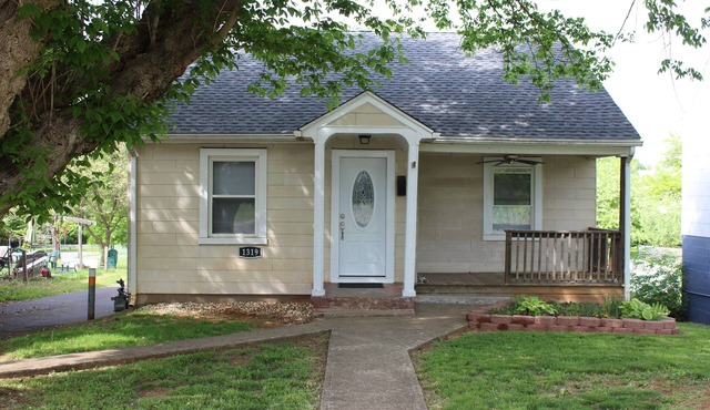 Quaint and Cozy, 2 Bed, I Bath, Full Kitchen Cottage with Off Street Parking