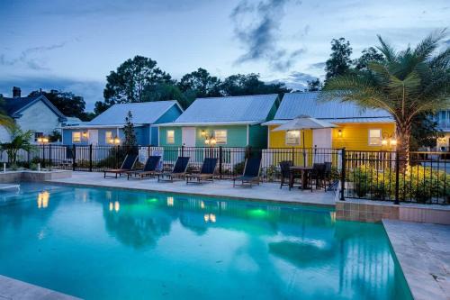 Quaint Cottage with Private Pool-Walk to Everything